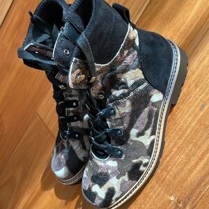 NWT Faux fur booties